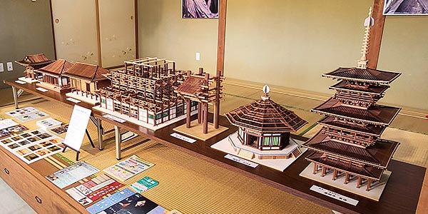 転害門観光案内所で展示のなら・観光ボランティアガイドの会会員木原さんが作成された国宝建築物の復元模型