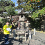 路地ぶら、案内つき拝観・御朱印授与［塔跡 夜泣き灯篭解説中］