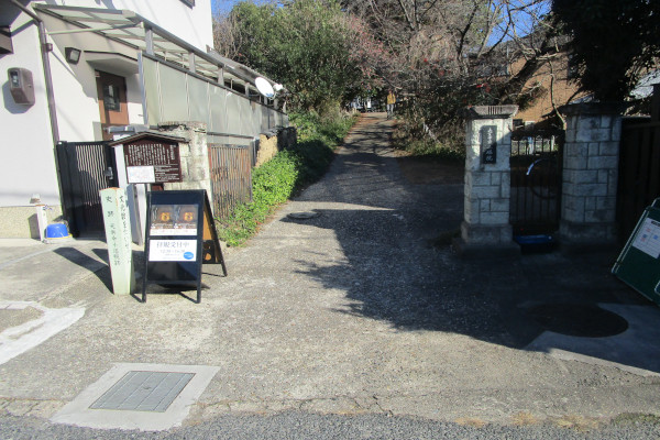 路地ぶら、案内つき拝観・御朱印授与［小塔院西入口］