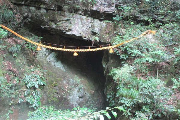 歴史散策研修下見会【7月16日 龍穴神社の龍穴】